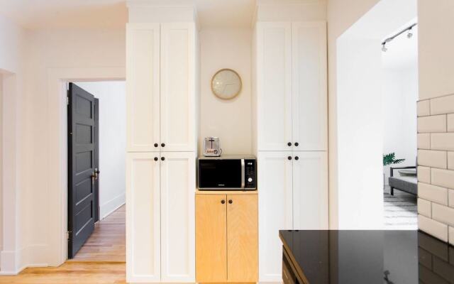 Stylish & Unique 3 Bdr Flat With Parking!
