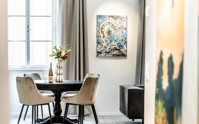 Deluxe Apartment Art Collection With King Bed and Air Conditioning