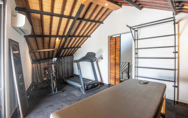 Luxurious 6BR Clifftop Villa, 5 Minutes to Bingin