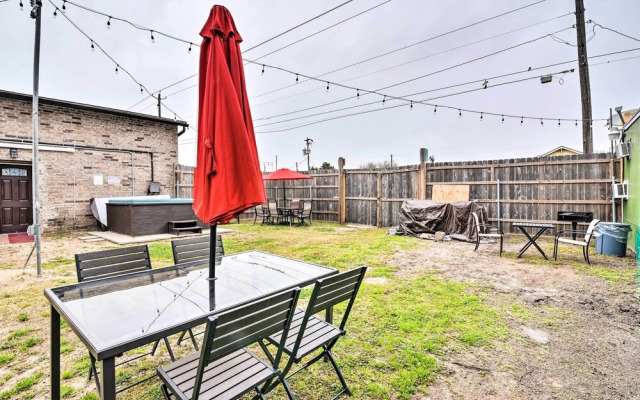 Cozy Galveston Apartment - Walk to Beach & Dining