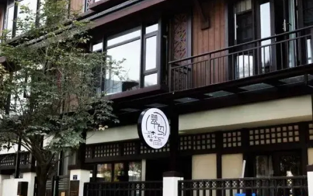 Mangshi Kingfisher Homestay (Yi Nationality Ancient Town)