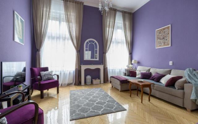 Eclectic Luxury & Spacious 2BR AC Apt in Center