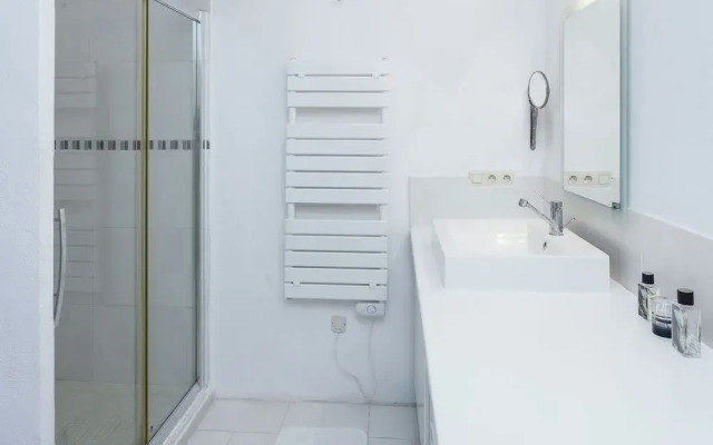 Spacious Castle in Jonquières With Swimming Pool