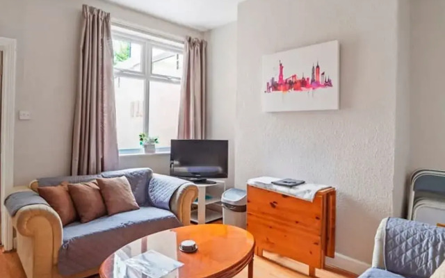 4 Bed Homely Retreat - Wolverhampton