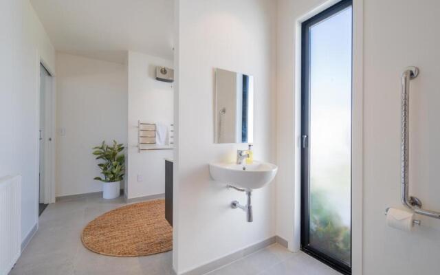 Lake House - Te Anau Holiday Home