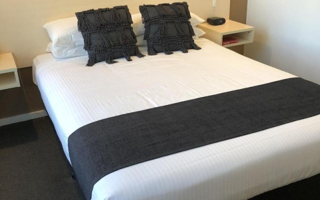 Adelaide Airport Motel – Guest Rooms – Adelaide