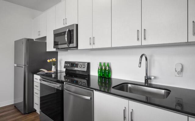 Stylish 3Br + Study Condo - Oakville