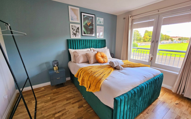 Modern 5 Bed Townhouse with Free Parking