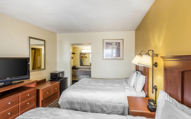 Econo Lodge Byron near Historic District - Warner Robins