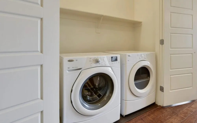 Austin Central 2BD 2BA Apartment