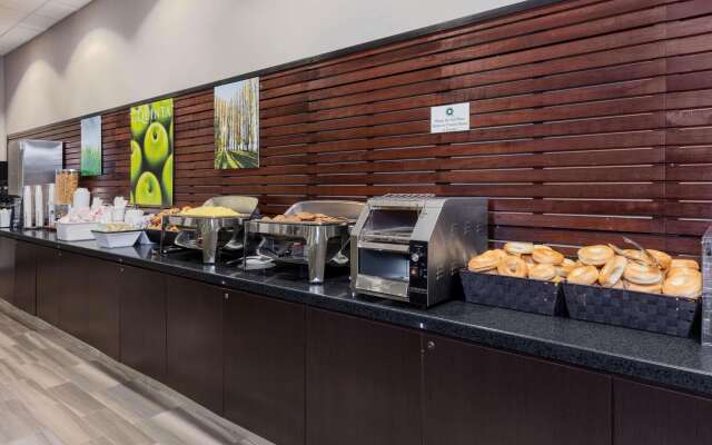 La Quinta Inn & Suites by Wyndham Clifton/Rutherford