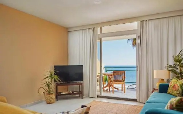 Lovely apartment with pool and sea view