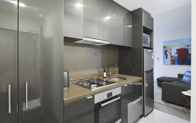Stylish One Bedroom With Urban Convenience