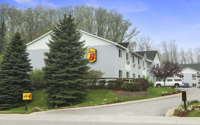 Super 8 by Wyndham Manistee