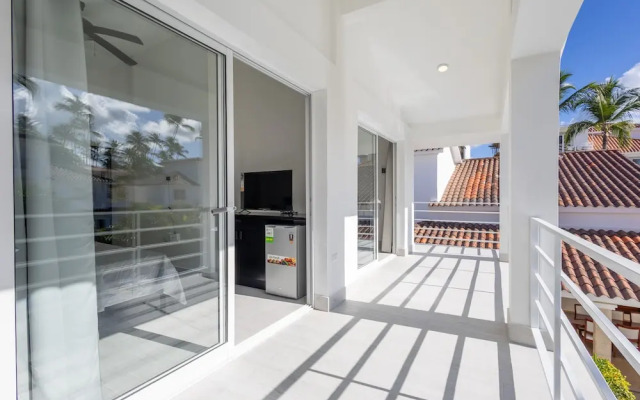 Beachfront 7BR Villa with Pool & Maid