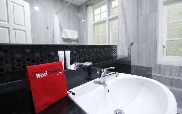 RedDoorz Premium near RS Pondok Indah