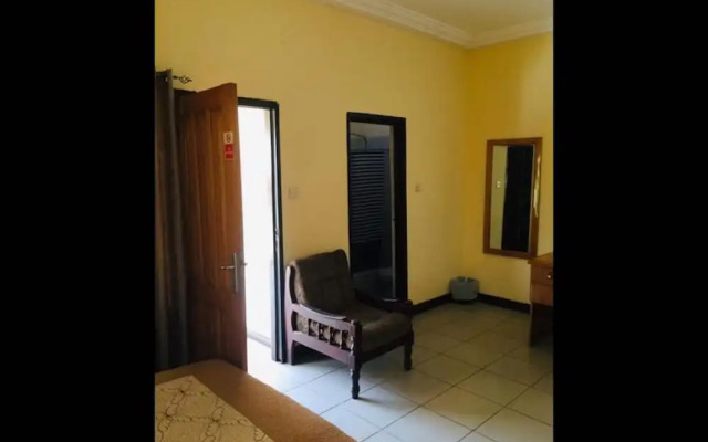 Room in B&B - Double Room With Balcony in the Heart of Accra