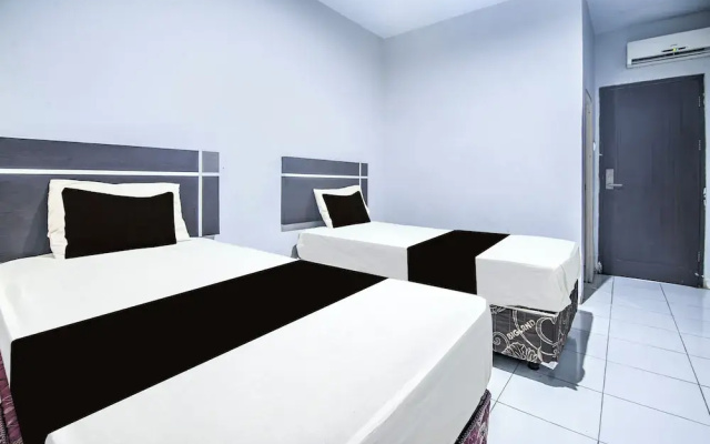 OYO 94781 Hotel Lucky Inn Makassar