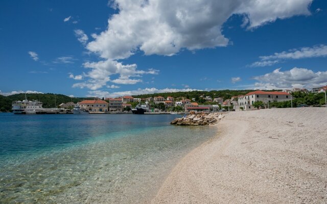 Simplistic Holiday Home in Sumartin near Sea Beach