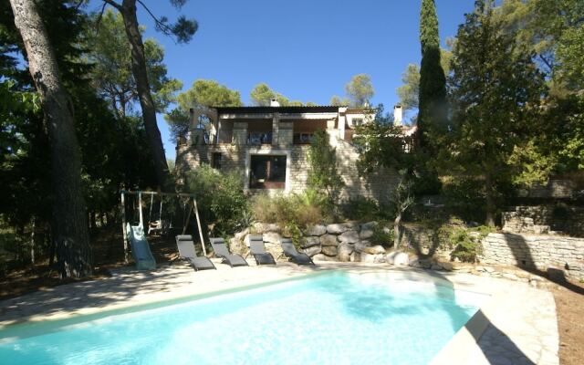 A hidden paradise in the beautiful surroundings of Saint-Remy-de-Provence!