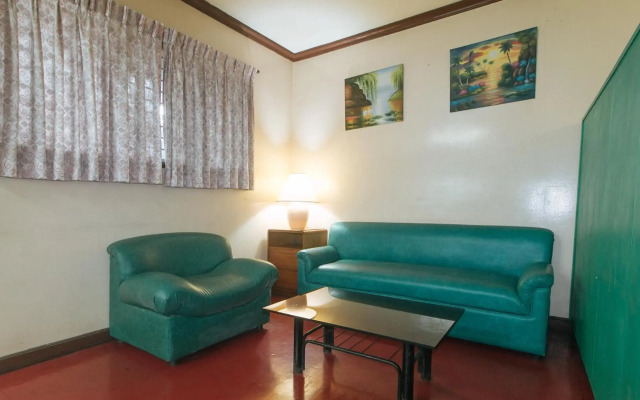 Broadway Court Apartelle