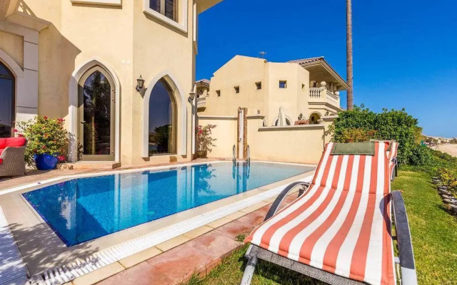 Palm Jumeirah Villa in Frond E by Deluxe Holiday Homes