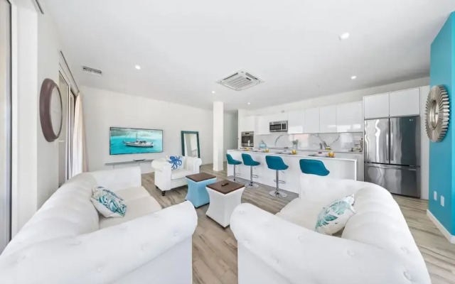 Lux Palm Beach Escape Pool Gym Prime Location