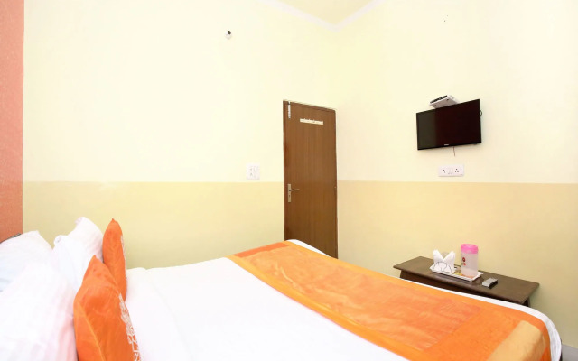 OYO 11886 Hotel Crystal