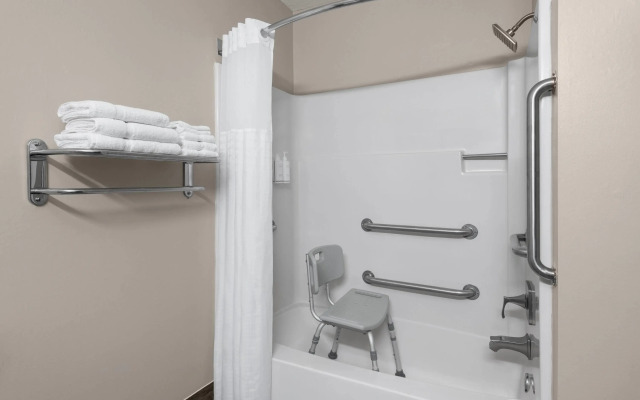 Travelodge by Wyndham Fargo West Acres