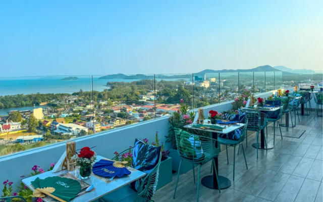 Novotel Phuket City Phokeethra Hotel