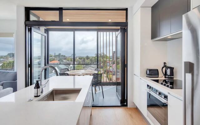 Takapuna Contemporary 2BR with Carpark