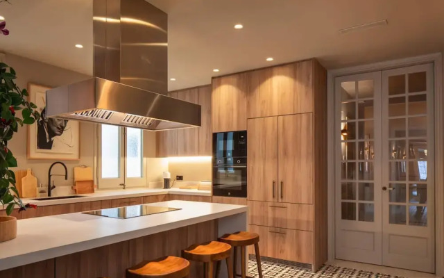 Lovely 6 BR Flat in L Eixample