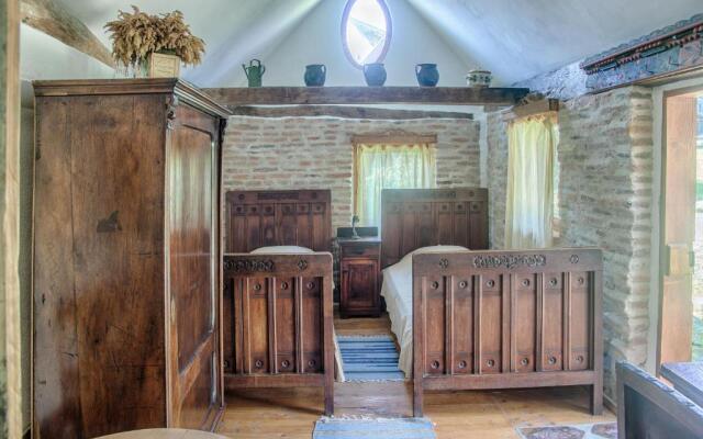 Dominic Boutique, Little Barn , Cloasterf