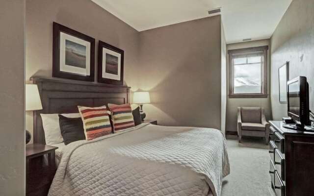 Crystal Peak Lodge 4 Bedroom Ski in, Ski out Slopeside Condo at the Base of Peak 7