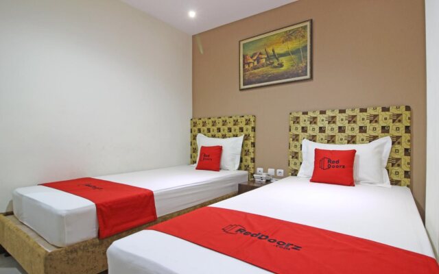 RedDoorz near UNS Solo