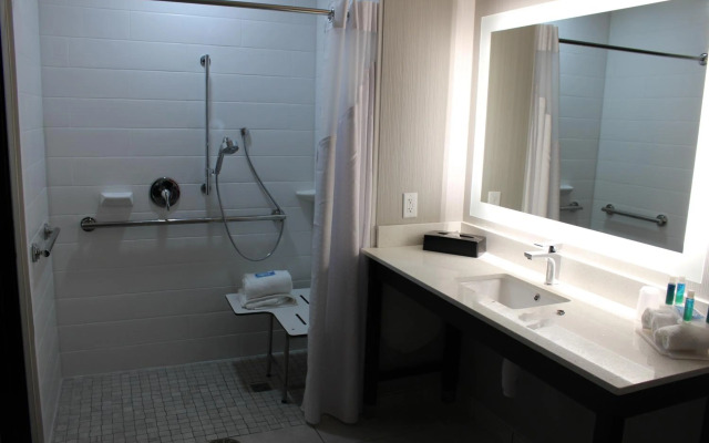 Holiday Inn Express & Suites Shawnee-Kansas City West by IHG