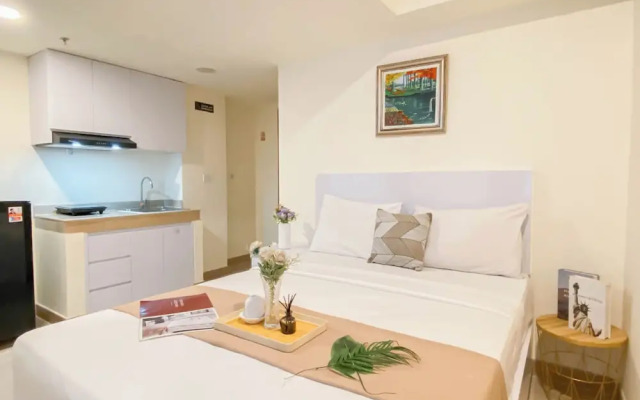Relaxing Studio Room At Meikarta Apartment