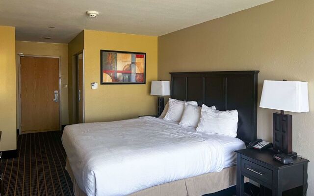 Days Inn & Suites by Wyndham Norton Shores/Muskegon