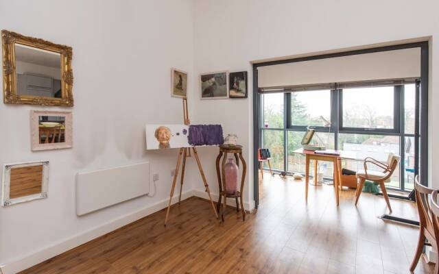 Stylish And Artistic Open Plan Flat In Wdidsbury