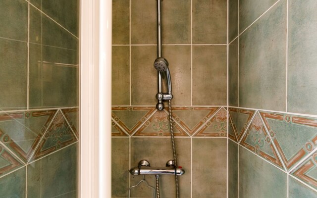 Lush Mansion in Lacapelle-marival With Jacuzzi