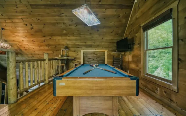Cabin in Nature w/ Hot Tub & Games!