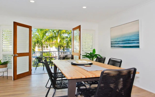 Outrigger Beach Resort 33 James Street 8