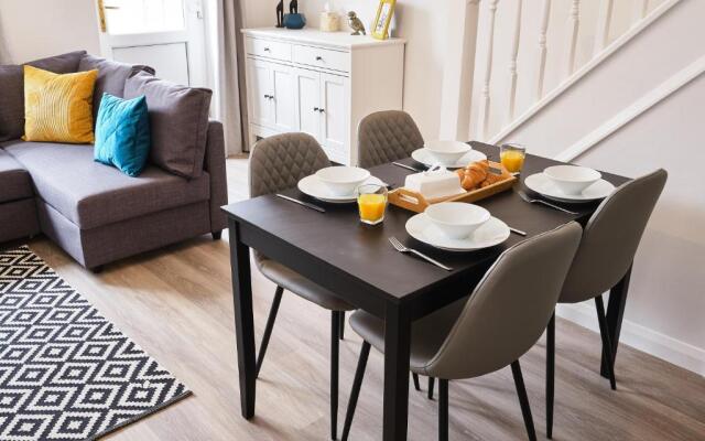 Parkway House - Modern with great transport links