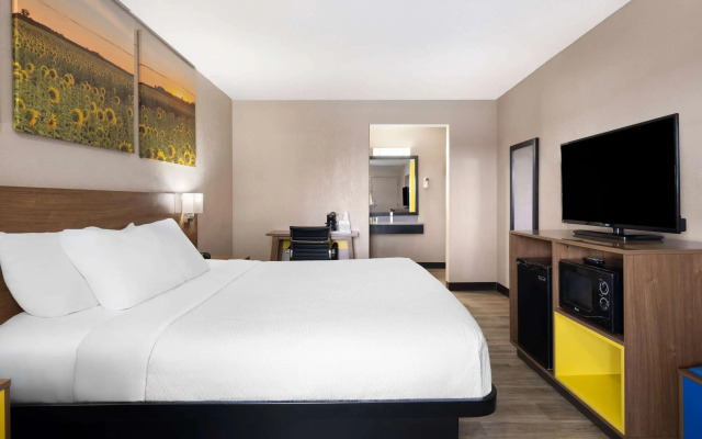 Days Inn & Suites by Wyndham Kokomo