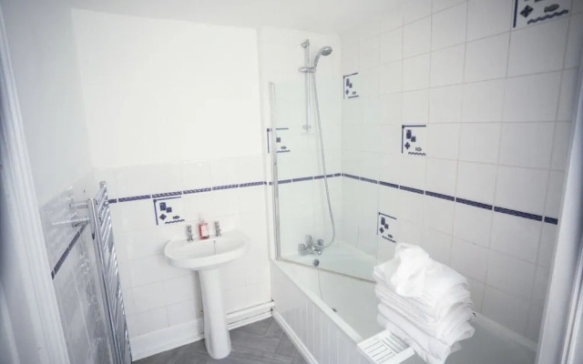 2-bed Apartment, Sleeps 6, 8-min Walk to Centre