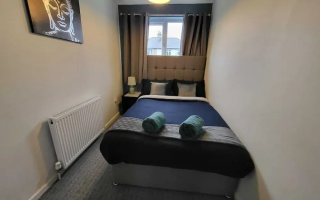 Cozy 3-Bed Family Home with Free Parking
