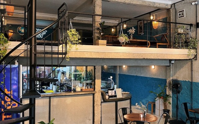 Sundays Café & Hotel