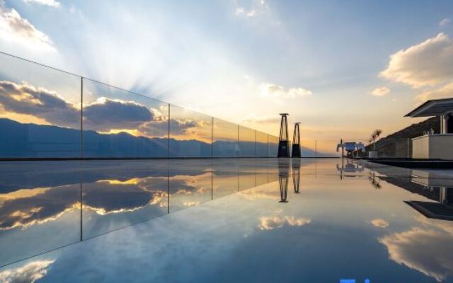 Dali First Glimpse Cloud Top Cliff Beauty Hostel