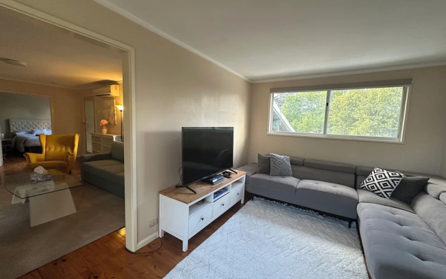 Charming 3 Bedroom Home in Garran, Perfect for Families and Groups – Guest Rooms – Tuggeranong