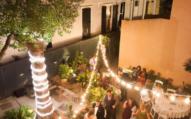Parisian Courtyard Inn